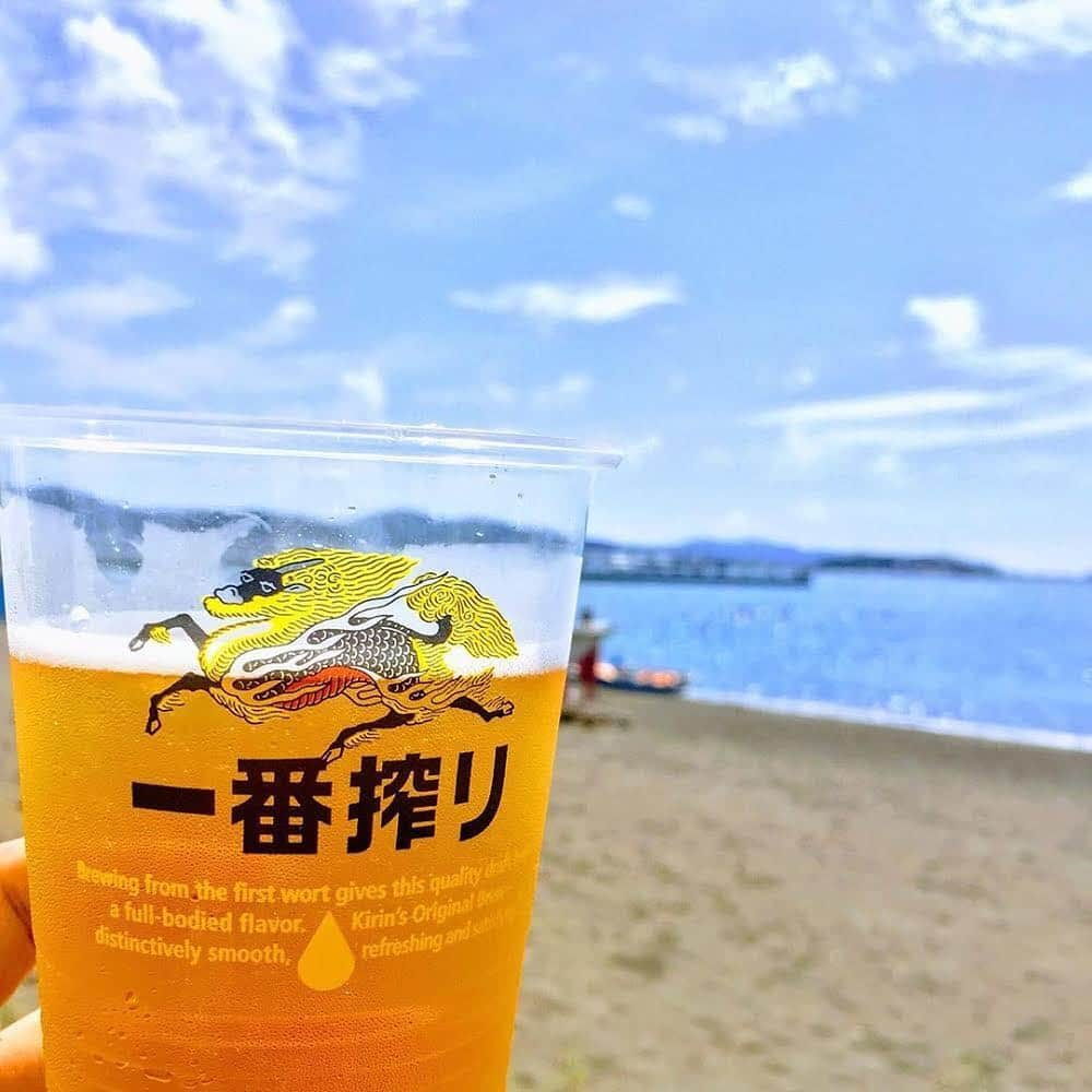 キリンビールさんのインスタグラム写真 - (キリンビールInstagram)「【夏はやっぱり #ビーチでビール 🏖️】青い海を眺めながら飲むビールは格別ですよね😎🌞﻿ 今回はビール×ビーチの写真をいただいたので、ご紹介させていただきます😊﻿ ﻿ １枚目﻿ 📷:@_saki1224 さん﻿ 🍺:一面の青に映える🌊✨ #ラガービール﻿ ﻿ 2枚目﻿ 📷:@yuuutsukirin さん﻿ 🍺:気分も晴れやか😆🌞 #海でビール﻿ ﻿ 3枚目﻿ 📷:@rin.rin.rincocco7.26 さん﻿ 🍺:ビーチでの一杯は格別😆👍💚 #グリーンラベル﻿ ﻿ 4枚目﻿ 📷:@matuako さん﻿ 🍺:家族との海の思い出😆⛵ #一番搾り﻿ ﻿ 5枚目﻿ 📷:@katada.masaru0808 さん﻿ 🍺:海を眺めながらBBQ😋🍖﻿ ﻿ ﻿ 今年の夏もキリンビールと海を楽しんでくださいね🙌﻿ #きょうのキリン でのご報告お待ちしております😘﻿ ﻿ ステキな写真をありがとうございました👏﻿ ﻿ ﻿ #ビール好きと繋がりたい #お酒好きと繋がりたい #ビアスタグラム #ビールのある生活 #キリン一番搾り #キリンラガービール #グランドキリン #grandkirin #淡麗グリーンラベル #海ビール #海とビール #夏はビール #夏ビール #夏の思い出 #bbq #手持ち倶楽部 #🍺 #🍻 #キリン #キリンビール #kirin #kirinbeer」8月2日 17時15分 - kirin_brewery