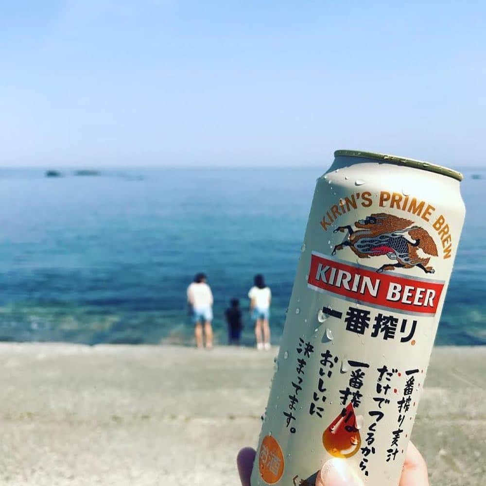 キリンビールさんのインスタグラム写真 - (キリンビールInstagram)「【夏はやっぱり #ビーチでビール 🏖️】青い海を眺めながら飲むビールは格別ですよね😎🌞﻿ 今回はビール×ビーチの写真をいただいたので、ご紹介させていただきます😊﻿ ﻿ １枚目﻿ 📷:@_saki1224 さん﻿ 🍺:一面の青に映える🌊✨ #ラガービール﻿ ﻿ 2枚目﻿ 📷:@yuuutsukirin さん﻿ 🍺:気分も晴れやか😆🌞 #海でビール﻿ ﻿ 3枚目﻿ 📷:@rin.rin.rincocco7.26 さん﻿ 🍺:ビーチでの一杯は格別😆👍💚 #グリーンラベル﻿ ﻿ 4枚目﻿ 📷:@matuako さん﻿ 🍺:家族との海の思い出😆⛵ #一番搾り﻿ ﻿ 5枚目﻿ 📷:@katada.masaru0808 さん﻿ 🍺:海を眺めながらBBQ😋🍖﻿ ﻿ ﻿ 今年の夏もキリンビールと海を楽しんでくださいね🙌﻿ #きょうのキリン でのご報告お待ちしております😘﻿ ﻿ ステキな写真をありがとうございました👏﻿ ﻿ ﻿ #ビール好きと繋がりたい #お酒好きと繋がりたい #ビアスタグラム #ビールのある生活 #キリン一番搾り #キリンラガービール #グランドキリン #grandkirin #淡麗グリーンラベル #海ビール #海とビール #夏はビール #夏ビール #夏の思い出 #bbq #手持ち倶楽部 #🍺 #🍻 #キリン #キリンビール #kirin #kirinbeer」8月2日 17時15分 - kirin_brewery