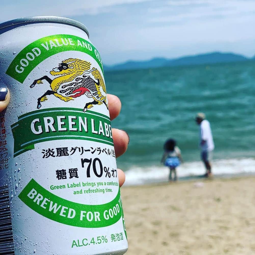 キリンビールさんのインスタグラム写真 - (キリンビールInstagram)「【夏はやっぱり #ビーチでビール 🏖️】青い海を眺めながら飲むビールは格別ですよね😎🌞﻿ 今回はビール×ビーチの写真をいただいたので、ご紹介させていただきます😊﻿ ﻿ １枚目﻿ 📷:@_saki1224 さん﻿ 🍺:一面の青に映える🌊✨ #ラガービール﻿ ﻿ 2枚目﻿ 📷:@yuuutsukirin さん﻿ 🍺:気分も晴れやか😆🌞 #海でビール﻿ ﻿ 3枚目﻿ 📷:@rin.rin.rincocco7.26 さん﻿ 🍺:ビーチでの一杯は格別😆👍💚 #グリーンラベル﻿ ﻿ 4枚目﻿ 📷:@matuako さん﻿ 🍺:家族との海の思い出😆⛵ #一番搾り﻿ ﻿ 5枚目﻿ 📷:@katada.masaru0808 さん﻿ 🍺:海を眺めながらBBQ😋🍖﻿ ﻿ ﻿ 今年の夏もキリンビールと海を楽しんでくださいね🙌﻿ #きょうのキリン でのご報告お待ちしております😘﻿ ﻿ ステキな写真をありがとうございました👏﻿ ﻿ ﻿ #ビール好きと繋がりたい #お酒好きと繋がりたい #ビアスタグラム #ビールのある生活 #キリン一番搾り #キリンラガービール #グランドキリン #grandkirin #淡麗グリーンラベル #海ビール #海とビール #夏はビール #夏ビール #夏の思い出 #bbq #手持ち倶楽部 #🍺 #🍻 #キリン #キリンビール #kirin #kirinbeer」8月2日 17時15分 - kirin_brewery