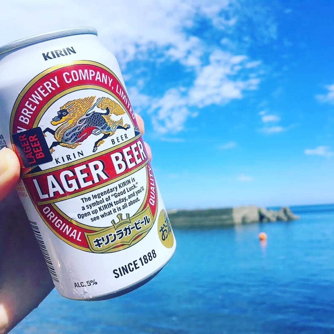 キリンビールさんのインスタグラム写真 - (キリンビールInstagram)「【夏はやっぱり #ビーチでビール 🏖️】青い海を眺めながら飲むビールは格別ですよね😎🌞﻿ 今回はビール×ビーチの写真をいただいたので、ご紹介させていただきます😊﻿ ﻿ １枚目﻿ 📷:@_saki1224 さん﻿ 🍺:一面の青に映える🌊✨ #ラガービール﻿ ﻿ 2枚目﻿ 📷:@yuuutsukirin さん﻿ 🍺:気分も晴れやか😆🌞 #海でビール﻿ ﻿ 3枚目﻿ 📷:@rin.rin.rincocco7.26 さん﻿ 🍺:ビーチでの一杯は格別😆👍💚 #グリーンラベル﻿ ﻿ 4枚目﻿ 📷:@matuako さん﻿ 🍺:家族との海の思い出😆⛵ #一番搾り﻿ ﻿ 5枚目﻿ 📷:@katada.masaru0808 さん﻿ 🍺:海を眺めながらBBQ😋🍖﻿ ﻿ ﻿ 今年の夏もキリンビールと海を楽しんでくださいね🙌﻿ #きょうのキリン でのご報告お待ちしております😘﻿ ﻿ ステキな写真をありがとうございました👏﻿ ﻿ ﻿ #ビール好きと繋がりたい #お酒好きと繋がりたい #ビアスタグラム #ビールのある生活 #キリン一番搾り #キリンラガービール #グランドキリン #grandkirin #淡麗グリーンラベル #海ビール #海とビール #夏はビール #夏ビール #夏の思い出 #bbq #手持ち倶楽部 #🍺 #🍻 #キリン #キリンビール #kirin #kirinbeer」8月2日 17時15分 - kirin_brewery
