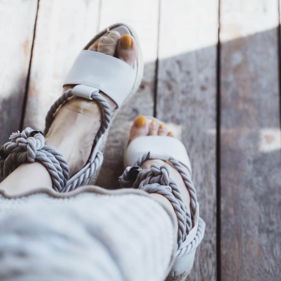 市川渚さんのインスタグラム写真 - (市川渚Instagram)「Summer has come! I'm wearing a brand-new pair of sandals. It's perfect for summer, but my feet are painful with many blister and bruises😭(it's not this shoes fault.)﻿ ﻿ ﻿ ﻿ 今年は梅雨が長かったからなかなか下ろせなかったSellenatelaのエスパドリーユ。脱ぎ履きは大変だけれど夏らしさ満点でお気に入り。﻿ ﻿ しかし7月末にかけてやらかした打撲やら靴擦れやらで足がボロボロで悲しい😭 はやく治れっ。﻿ ﻿ ﻿ #sellenatela#sandals#summersandals#espadrille #a7iii#sonya7iii#sonyalpha7iii#sonya#sonyalpha#tamron#tamron2875#tamrona036」8月2日 17時16分 - nagiko