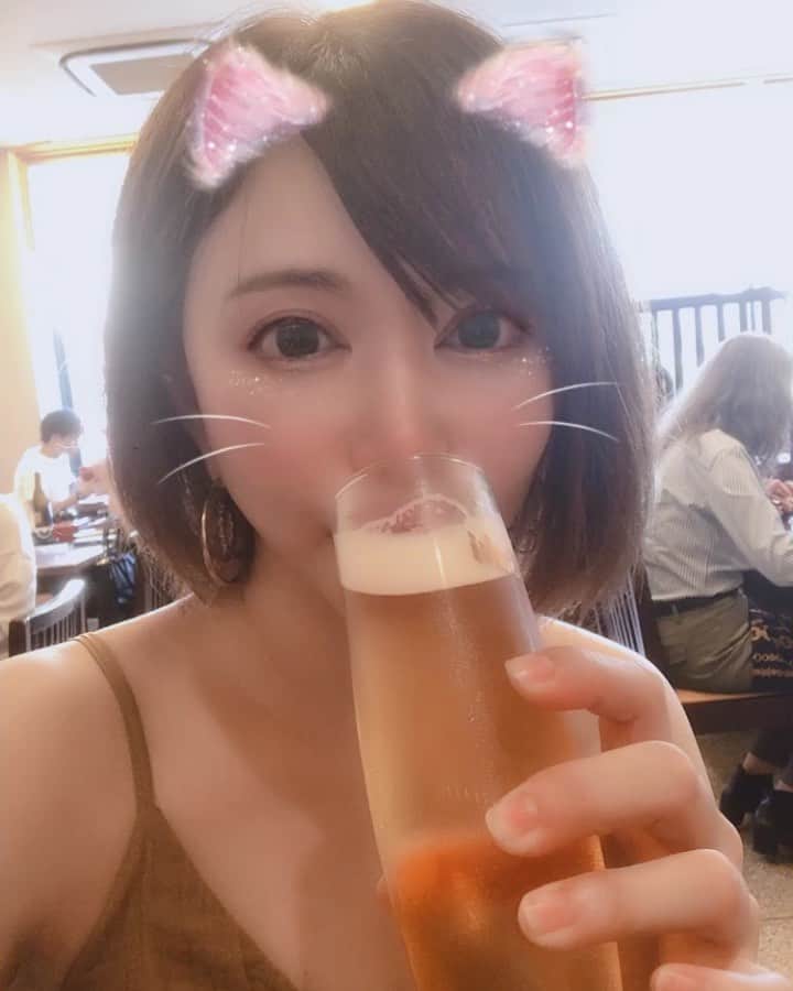 里美ゆりあのインスタグラム：「人生初！！生ビールを初めて注文して飲めるようになった！！パチパチパチ！！ これでようやく1つ大人の階段を登れた！！ 次は「とりあえずビール」を早く言ってみたい❤ #人生初#ビール女子#飲めるようになった#初注文#beer」