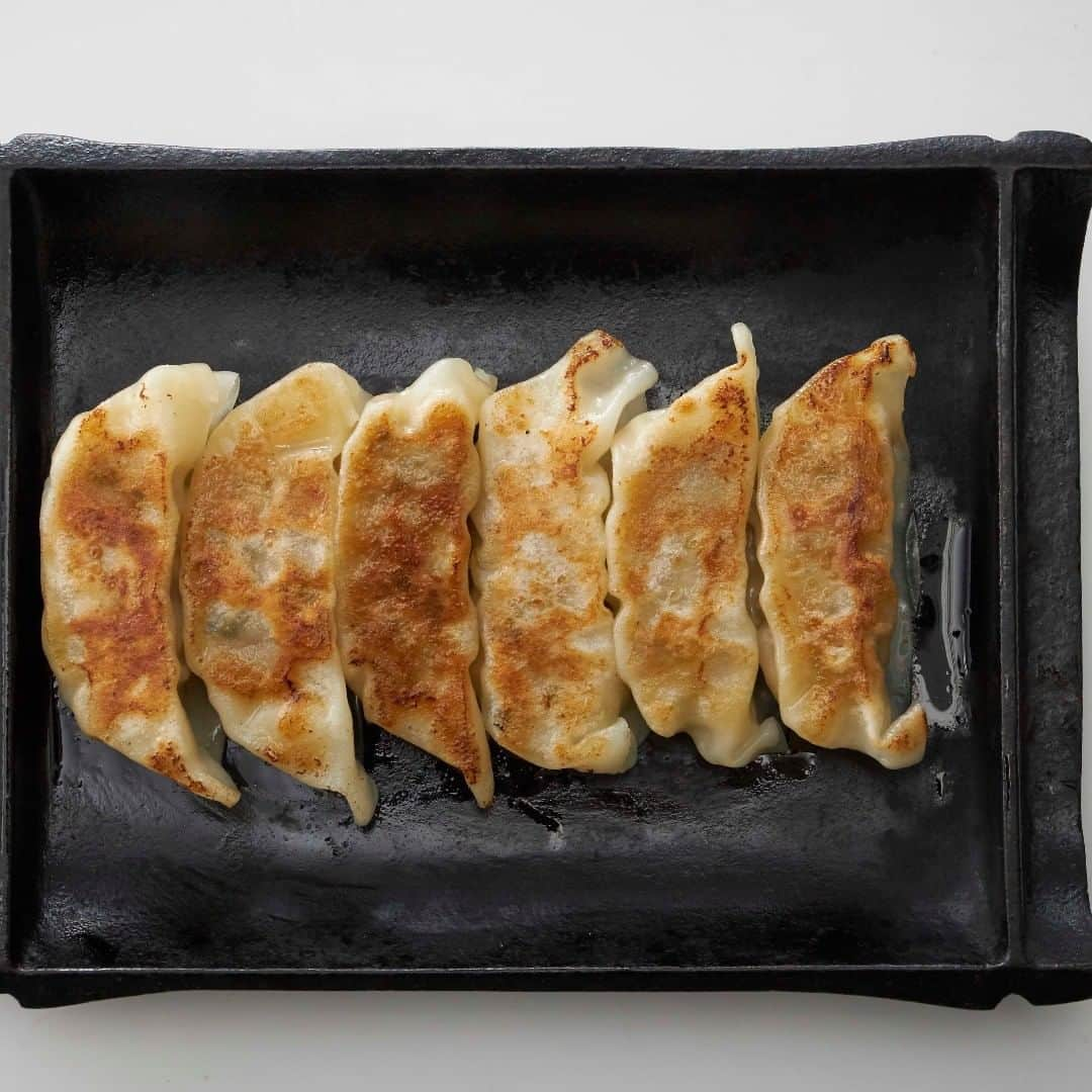 未来坂太郎（ミライザカ）のインスタグラム：「🥟みんな大好き餃子です！ ・ 子どもから大人まで、どうしてこんなに人気なのでしょうか？ 肉汁がぎゅっと詰まったそのおいしさに秘密がありそう。いつ、どんなときに食べても笑顔になれますね。 ・ お酒にも、ご飯にも、ぴったりな万能料理です！ ・ 🌸詳しくはこちら🌸 http://miraizaka.com/blog ・ ・ ・ #ミライザカ #餃子  #🥟 #居酒屋 ・ ・ #新宿 #池袋 #錦糸町 #浅草 #上野 #おいしい #たのしい #こだわり #グルメ #居酒屋 #総合居酒屋 #未来坂太郎 #NEO総合居酒屋 #飲み会 #女子会 #パーティー #インスタ映え #お酒 #ミライ #酒場 #宴会」