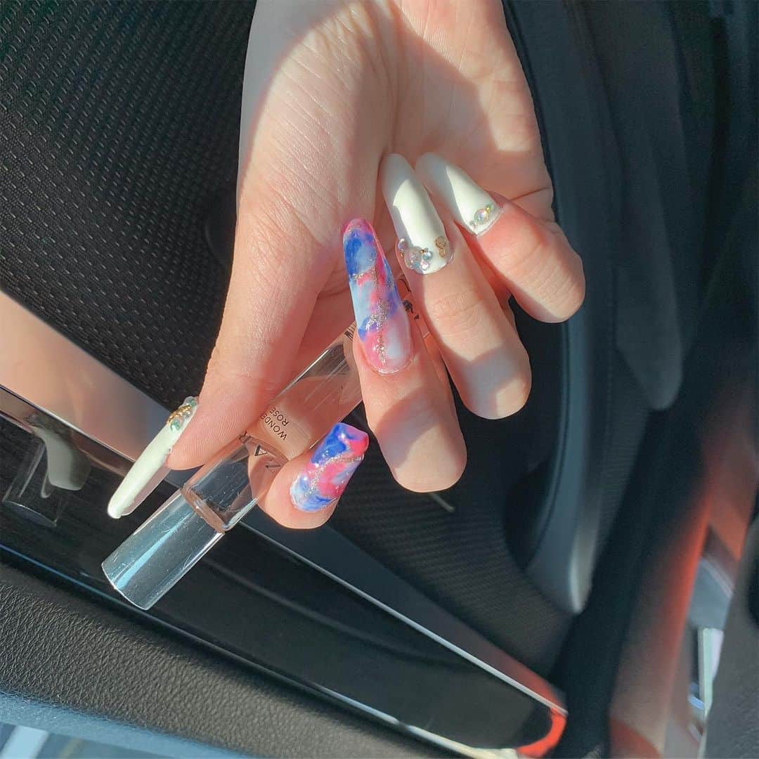 かれんのインスタグラム：「#nails #matnails  #🌹❤︎」