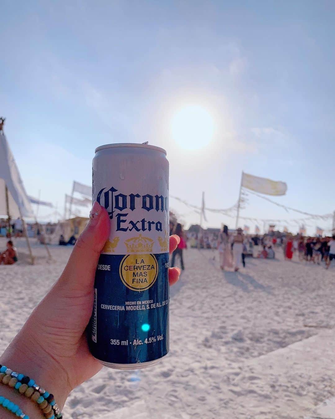 長嶺菜菜子のインスタグラム：「﻿ ビーチで飲むお酒は格別🤩﻿ ﻿ ﻿ しかも沖縄のビーチね⛱﻿ ﻿ ﻿ オリオンビール🍻といきたいとこだけど﻿ この日はコロナフェス﻿ ﻿ @corona_sunsets_japan ﻿ ﻿ 毎年7月の3連休に開催されているコロナフェス🌞﻿ ほんとおすすめ(♡︎ˊ艸ˋ♡︎)﻿ ﻿ ﻿ アーティストを知らなくても﻿ ﻿ 沖縄が好きなら🌺﻿ ビーチが好きなら⛵️﻿ 音楽が好きなら🎼﻿ お酒が好きなら🍾﻿ チルが好きなら👯‍♀️﻿ ﻿ ﻿ 絶対一度はおいでませヾ(*･∀︎･*)ﾉﾞ﻿ ﻿ ﻿ ★------------------------------------------------☆﻿ #沖縄人 #うちなんちゅ﻿ #沖縄 #豊崎﻿ #沖縄イベント #ビーチイベント﻿ #フェス #イベント﻿ #コロナフェス #コロナフェス沖縄﻿ #コロナフェス2019﻿ #ちゅらSUNビーチ﻿ #coronasunsets  #coronasunsetsfestival」