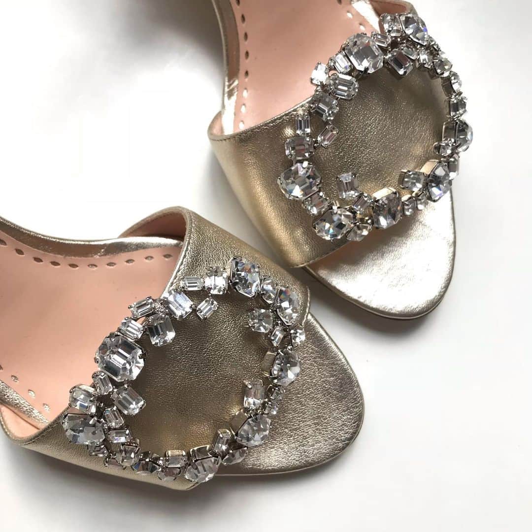 ルパートサンダーソンのインスタグラム：「All that glitters | Our Opal Sandals will take you from days to summer nights | #SS19 #RupertSanderson #SummerSandals #HolidayShoes #TapToShop 🌞」