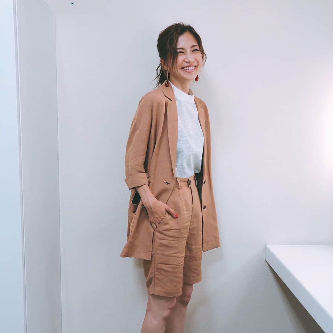 のインスタグラム：「今日の、ノンストップの衣装はこちら😊❤️✨山梨旅見てくださった方ありがとうございました。 ワインや桃🍑最高に幸せな時間を過ごさせて頂きました☺️ . . . jacket... @greed_int_online_shop  bottom... @greed_int_online_shop  pierce... @doublestandard_official」