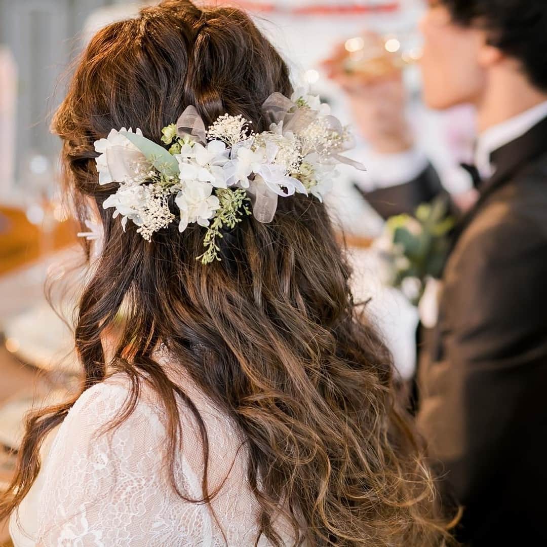 ホテルモントレウェディング【公式】 のインスタグラム：「♥ ￣￣￣￣￣￣￣￣￣￣ @montereyweddingをフォローして 『 #モントレ花嫁 』『 #ホテルモントレ』の タグをつけて投稿してくださいね＊*. . ホテルモントレ グラスミア大阪 @grasmereosaka.weddingの #卒花嫁 @cxywedd1117さまより 素敵なお写真をリグラムさせていただきました！ ・ 女性らしらが引き立つ、 フェミニンなふわふわダウンスタイル♡ とってもお似合いです✧* ・ ◆ホテルモントレ公式HPはこちら* https://www.monterey-wedding.jp ・ #モントレ #モントレ花婿  #プレ花嫁 #卒花 #marry花嫁 #dressy花嫁 #farnyレポ #プラコレ ﻿#maricuru #dressy花嫁 #日本中のプレ花嫁さんと繋がりたい #ウエディングニュース #flower #ウェディングドレス #dress #結婚式 #披露宴 #結婚式場 #2019年秋婚 #2019年冬婚 #ホテルモントレグラスミア大阪  #グラスミア大阪 #大阪 #ブライダルヘア #ウェディングヘア #ブライダルヘアメイク #お色直し」