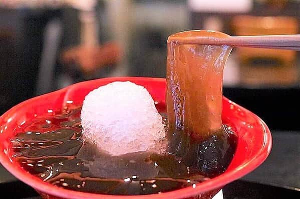 レッツエンジョイ東京さんのインスタグラム写真 - (レッツエンジョイ東京Instagram)「.﻿ ✩★------------------﻿ トゥルントゥルン！﻿ この夏食べたい冷た～い“生”わらび餅♪﻿ ------------------✩★﻿ ﻿ 自家製の黒蜜ときな粉をかけていただく至福の一品「生わらびもち」🍵﻿ ﻿ 上質な国産本わらび粉と和三盆を丹念に練り上げた、こだわりの一品です😍💫﻿ 別添えには、自家製の黒蜜と花の型をあしらったきな粉が用意されています☺️✨﻿ ﻿ まずはひとくち、何も付けずにそのままの味わいを楽しんでみてください✨﻿ 国産本わらび粉ならではの柔らかさと粘り、風味や食感が、たまりません😋💕﻿ ﻿ 休日は和スイーツ好きな友達を誘って、こだわりの素材で作る贅沢な甘味を食べにおでかけしませんか？﻿ ﻿ 🍵：甘味処 甘寛﻿ 📍：下北沢﻿ 詳細はアカウントトップから﻿ 👉@lets_enjoytokyo﻿ ﻿ #レッツエンジョイ東京 #ぐるなび ﻿ #おでかけ #トキメキ女子﻿ #甘味処甘寛 #甘寛 ﻿ #わらび餅 #生わらび餅 ﻿ #黒蜜 #黒みつ #きな粉﻿ #黒蜜きなこ #黒蜜きなこ﻿ #甘味 #和スイーツ #甘味処﻿ #和菓子 #東京スイーツ﻿ #スイーツ部 #スイーツ巡り ﻿ #カフェ部 #カフェ巡り﻿ #東京カフェ部 #下北沢スイーツ﻿ #東京カフェ #下北沢カフェ﻿ #休日の過ごし方 #お出かけスポット﻿ #下北沢」8月2日 17時38分 - lets_enjoytokyo