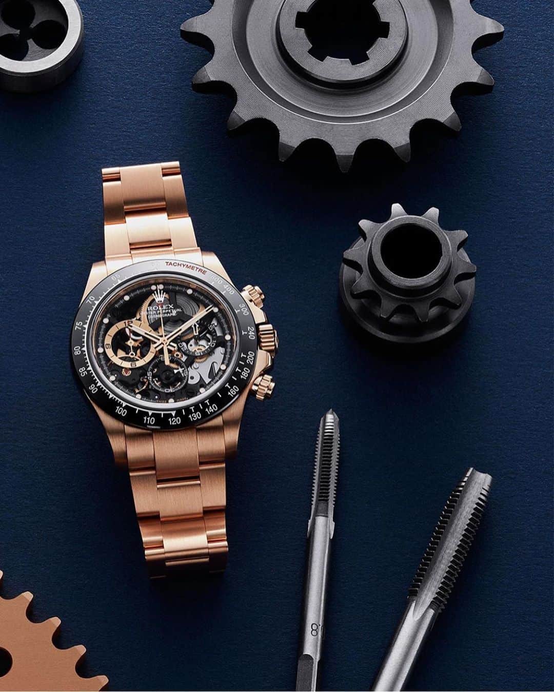 WATCHMANIAさんのインスタグラム写真 - (WATCHMANIAInstagram)「‘Made with Passion for Rubens Barrichello.’ @artisansdegeneve has given the classic Rolex Cosmograph Daytona a second makeover for the Brazilian Formula 1 veteran @rubarrichello. •⠀⠀⠀⠀⠀⠀⠀⠀⠀ The new edition of ‘La Barrichello’ takes all the impossibly intricate features of the stainless-steel original, but is instead finished in elegant rose gold and black...」8月2日 17時51分 - watchmania