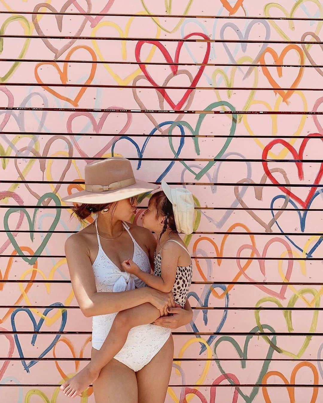 タビジョのインスタグラム：「こんばんは😊 お子さまと旅やお出かけを楽しんでいるお写真は 「#タビジョ」とあわせて 「#ママタビジョ」でお待ちしてます！ 本日はこちら💕 ＊＊＊＊＊＊ 📸@saya_622 さん 🚩兵庫県 「須磨海水浴場」 海の家がフォトジェニック でかわいかった〜📷💓 . 👶🏻はお留守番だったけど、 来年は２人連れて楽しみだなー🌴🌊 あ〜体力つけないとw ＊＊＊＊＊＊ なんとも可愛いお写真ですね💕 仲良し親子旅素敵です👯‍♀️ ＊＊＊＊ #タビジョ #タビジョと繋がりたい」