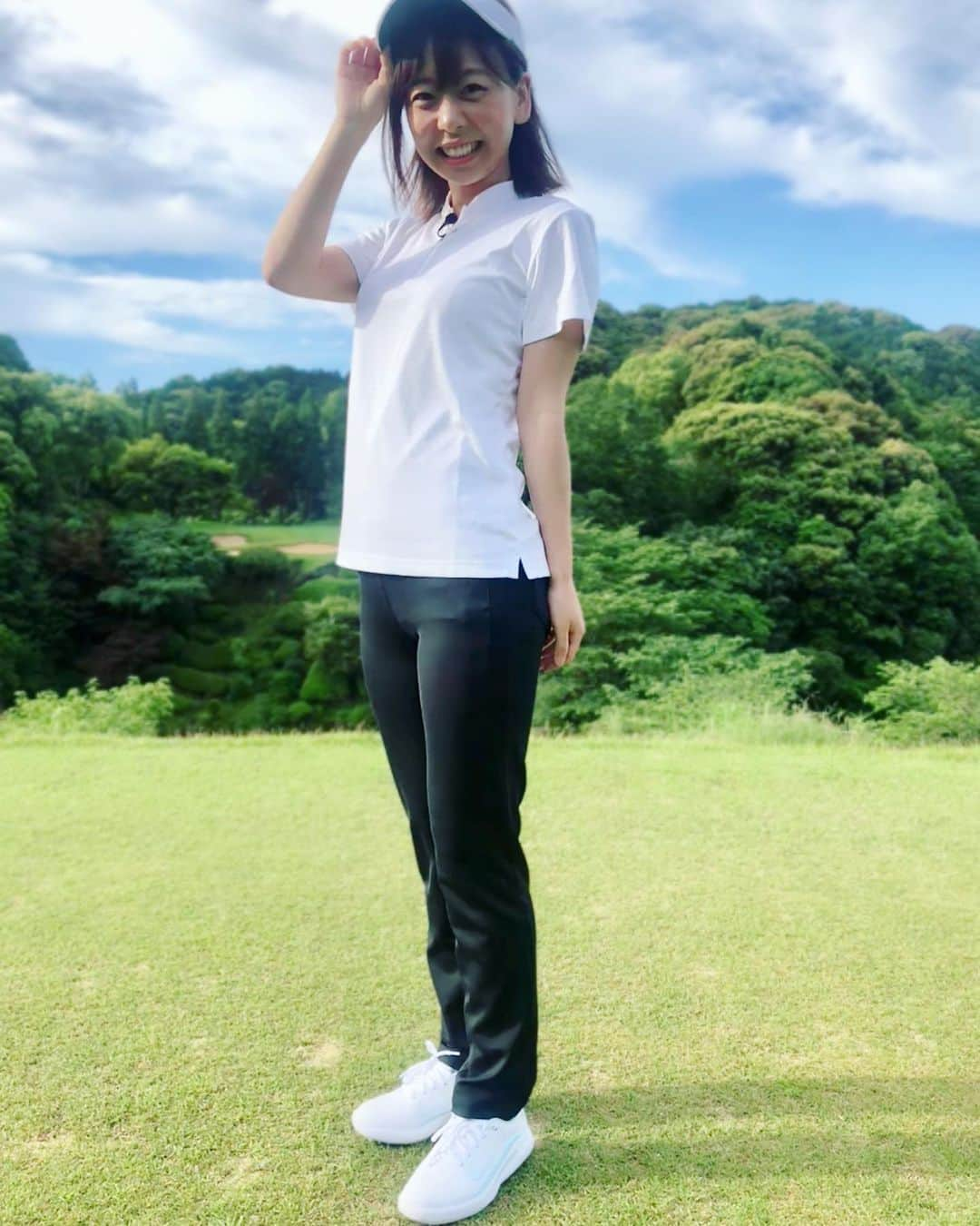 菊池良子さんのインスタグラム写真 - (菊池良子Instagram)「暑いけどゴルフに行きたーーい🏌️‍♂️‍♀️ このナイキのパンツ👖オススメ🙆‍♀️ストレッチが効いていてよく伸びる！履いてるのも忘れちゃうぐらい軽い🤫 動きやすい！！ 白のトップスは爽やか👏  シューズはナイキマークが薄い青で可愛い♡何より身体を安定させてくれるフィット感のあるシューズ👟  ナイキウェアの機能性は本当に神レベル👏  全身ナイキです♪試してみてください^_^  #ゴルフ #ゴルフウェア #ゴルフ女子 #ゴルフコーデ #ゴルフ番組 #らくごる #ナイキ #nike @nikegolf  #golf #golfgirl #lovegolf #golstagram #golftv #ゴルフアナウンサー #announcer #ゴルフ好き」8月2日 17時53分 - kikuryo627happy