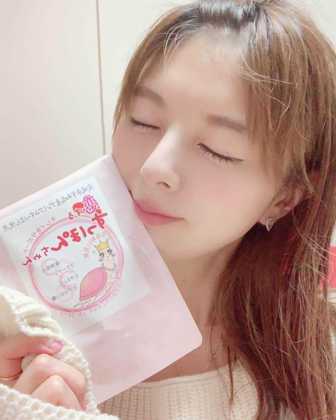 satomiさんのインスタグラム写真 - (satomiInstagram)「コラーゲン、ビタミン摂取できる『恋するすっぽんちゃん 』サプリのご紹介🐢💕 ﻿* * 美肌、紫外線対策のために1日3粒摂取中♡( ˘ ³˘)♡ ﻿飲んだ次の日は﻿お肌のコンディションが違うよ！ なかなかすっぽんって食事で取れないから有り難い❤︎ * * ✼••┈┈┈┈┈┈┈┈┈┈┈┈┈┈┈┈••✼ ☑️コラーゲン ☑️真珠成分﻿ ☑️ビタミンc﻿ ☑️ヒアルロン酸﻿  美肌成分が配合されてます ✼••┈┈┈┈┈┈┈┈┈┈┈┈┈┈┈┈••✼ ﻿* * 今のところ肌トラブルもなく、むしろ朝お肌が ツヤツヤ〜😊💕継続確定〜🐢 ﻿* * 気になる方は（@suppontyan ）🔍してね¨̮♡︎ ﻿* * #コラーゲンサプリ  #すっぽんコラーゲン  #美肌サプリ #サプリメント  #サプリ  #美容サプリ #恋するすっぽんちゃん #恋したい #恋する季節 #すっぽん食べたい #さとみの美容記録 #プルプル #美容垢 #美肌の秘訣」8月2日 9時06分 - saatoomii47