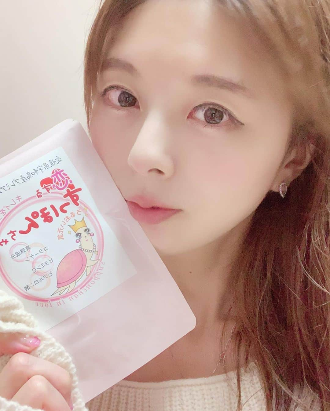 satomiさんのインスタグラム写真 - (satomiInstagram)「コラーゲン、ビタミン摂取できる『恋するすっぽんちゃん 』サプリのご紹介🐢💕 ﻿* * 美肌、紫外線対策のために1日3粒摂取中♡( ˘ ³˘)♡ ﻿飲んだ次の日は﻿お肌のコンディションが違うよ！ なかなかすっぽんって食事で取れないから有り難い❤︎ * * ✼••┈┈┈┈┈┈┈┈┈┈┈┈┈┈┈┈••✼ ☑️コラーゲン ☑️真珠成分﻿ ☑️ビタミンc﻿ ☑️ヒアルロン酸﻿  美肌成分が配合されてます ✼••┈┈┈┈┈┈┈┈┈┈┈┈┈┈┈┈••✼ ﻿* * 今のところ肌トラブルもなく、むしろ朝お肌が ツヤツヤ〜😊💕継続確定〜🐢 ﻿* * 気になる方は（@suppontyan ）🔍してね¨̮♡︎ ﻿* * #コラーゲンサプリ  #すっぽんコラーゲン  #美肌サプリ #サプリメント  #サプリ  #美容サプリ #恋するすっぽんちゃん #恋したい #恋する季節 #すっぽん食べたい #さとみの美容記録 #プルプル #美容垢 #美肌の秘訣」8月2日 9時06分 - saatoomii47