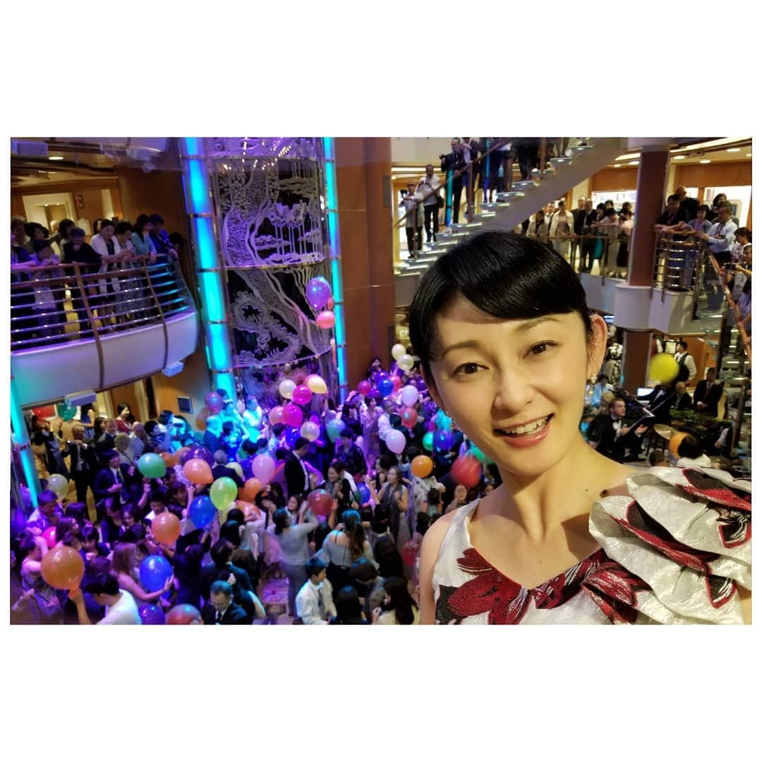 風花舞さんのインスタグラム写真 - (風花舞Instagram)「バルーンが落ちたあと。 皆大騒ぎ💃  #ダイヤモンドプリンセス#船旅#バルーンパーティ#ダンスパーティ」8月2日 9時16分 - kazahanamai_official