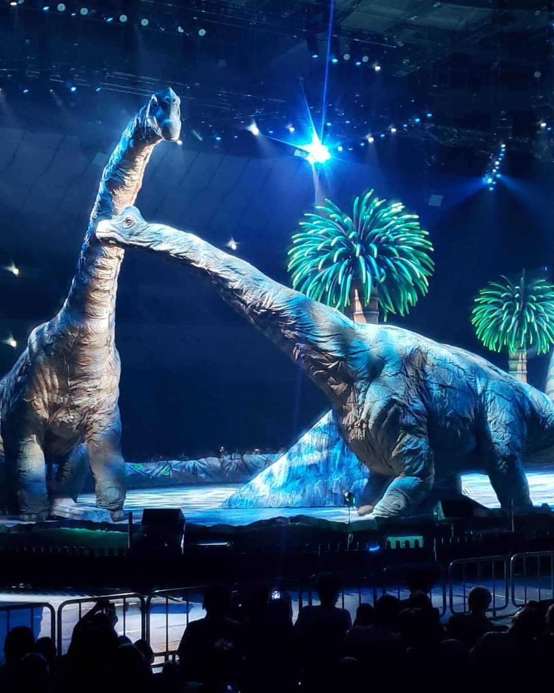 佐藤純さんのインスタグラム写真 - (佐藤純Instagram)「昨日は、横浜アリーナで開催されている  WARKING WITH DINOSAURS 🦕🦖 へ行ってきました。  実物大の恐竜達が最新の技術でリアル完全再現ライブ！  子供達、大興奮😍  恐竜好きの息子がとなりでいろいろ教えてくれる🦖❤ ｢ステゴサウルスの脳ミソはたこ焼きくらい小さいんだよ‼️｣とか😊  娘は… ｢あれ本物？｣と聞いてきたから…😂(笑) ｢そうだよ。運悪く、お腹すいてたら食べられちゃうかもよ‼️｣って言ったらめっちゃビビってた😂😂😂(笑)  楽しかったー🦖🦕🦖🦕❤️ 8/4までやってるよ～😊 #walkingwithdinosaurs #dinosaur #ウォーキングウィズダイナソー #ウォーキングウィズダイナソーライブエクスペリエンス #恐竜 #大好き #デート #楽しかったね #ステゴサウルス #ブラキオサウルス #ティラノサウルス #レックス #トロサウルス #横浜アリーナ #親子 #兄妹 #夏休み #ママ#ママモデル#モデル #mama #mamamodel #model」8月2日 9時18分 - junsatoidea