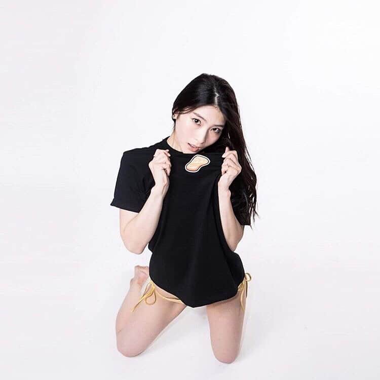 本庄鈴さんのインスタグラム写真 - (本庄鈴Instagram)「・ ・ SOD apparel Taiwan collaboration salmon🐟 @jks_shop ・ ・ ・ #sexy #女優 #apparel #collaboration #salmon🐟 #black #longhair #japanesegirl #photography」8月2日 9時18分 - honjo_suzu