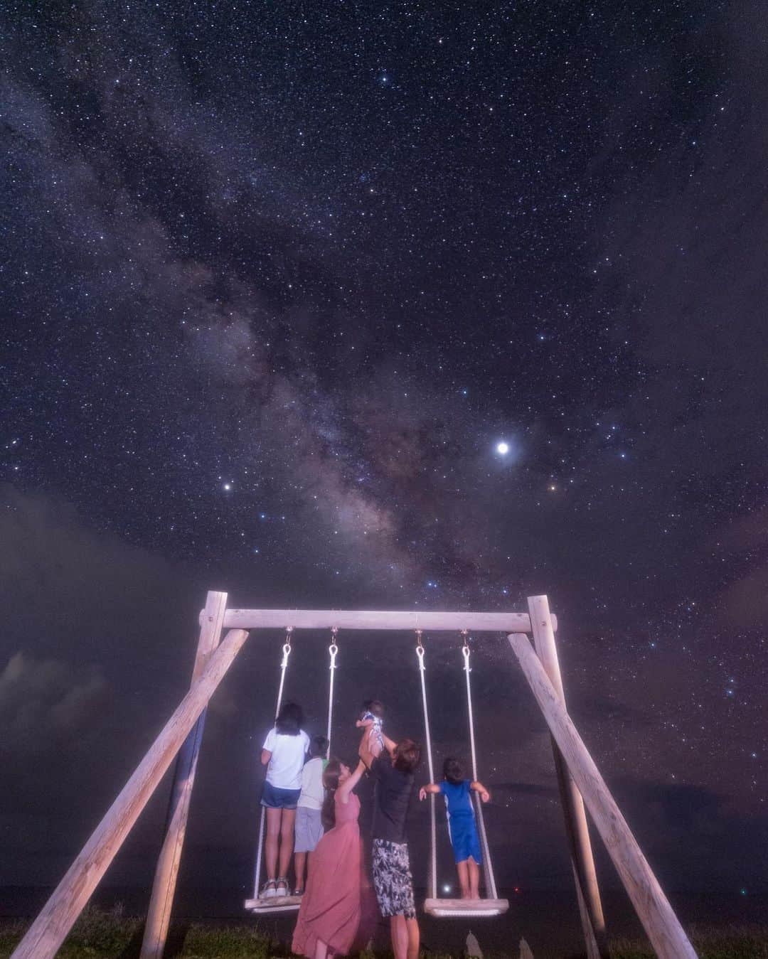 杉浦太陽さんのインスタグラム写真 - (杉浦太陽Instagram)「沖縄の八重山の星空…  天の川が流れる満天の星  星空の家族写真！！ いい思い出になりました！  加工無しで、この綺麗さ  @ #沖縄 #家族旅行 #小浜島 #はいむるぶし #星空写真 #星空家族写真 #加工無し #天の川 #また行きたいなぁ #また行けるよう #頑張る！」8月2日 9時32分 - sugiurataiyou_official