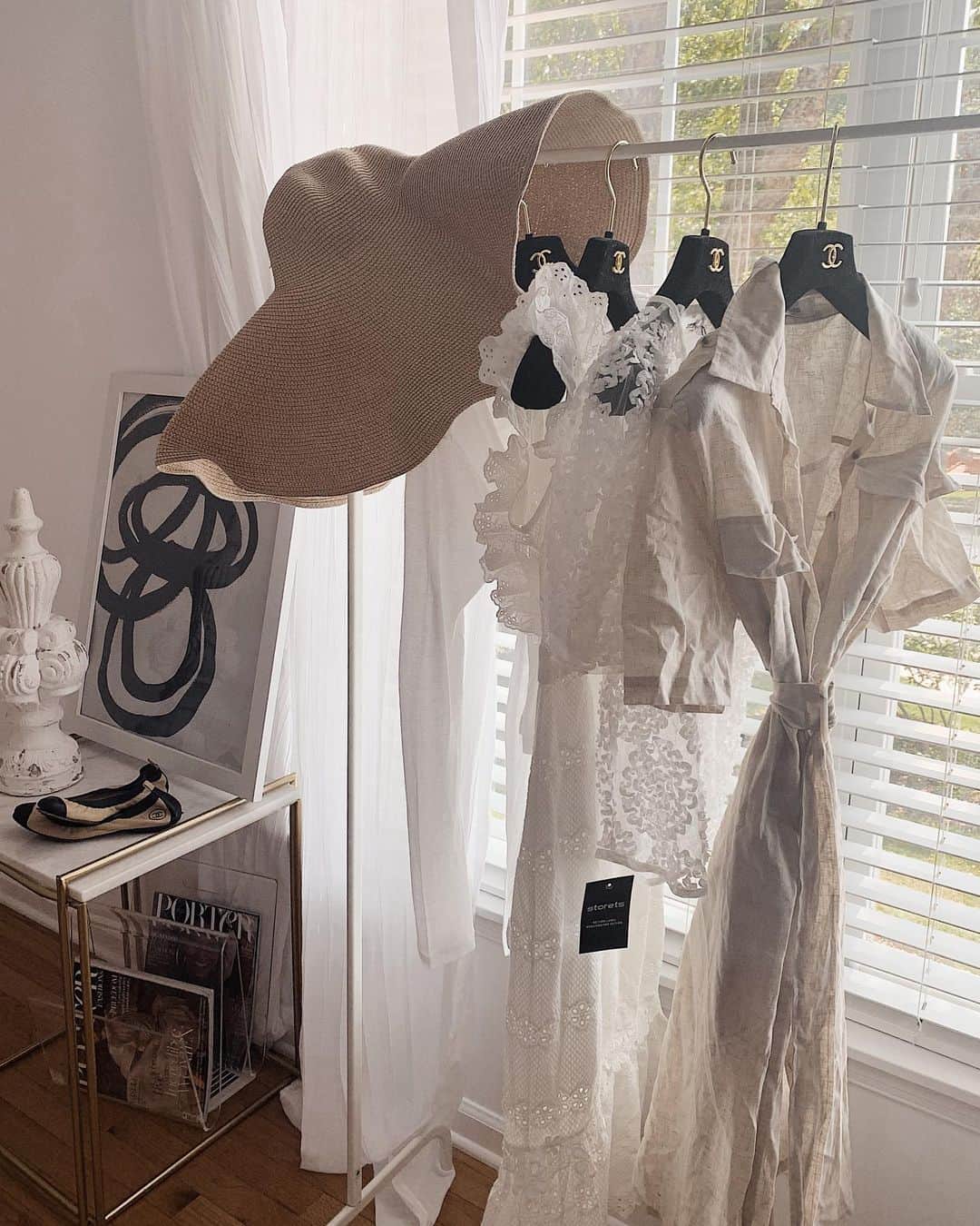 Kelsey Simoneのインスタグラム：「Styling for some shoots... best thing to do on a rainy Thursday ☕️」