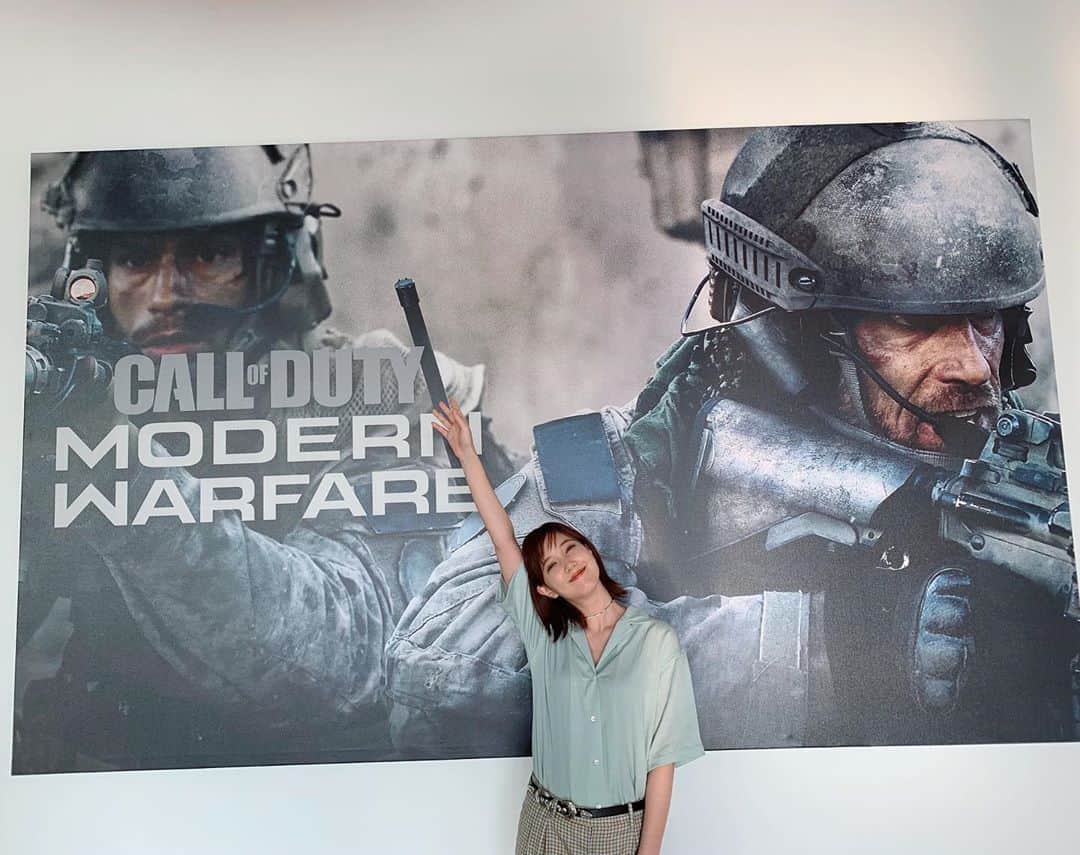 本田翼さんのインスタグラム写真 - (本田翼Instagram)「🚩 今日はなんの日？ そうです。 Call Of Duty Modern Warfare の情報解禁日です。 ということで行ってまいりました。 CODという愛称で有名なあのゲームの新作発表会へ🎮 と言ってもCODプレイ回数数回未満の自分。 正直、CODは歴史が長いため コアファンの方々で固められているイメージが強く、 新参者の自分が介入してよいものか… という気持ちだったのですか ゲームはあくまで『たのしむ』ことを前提としているもの。 新規の方でも楽しんでプレイできることを 同じく新規の本田さんに伝えてもらいたい。 というオファーを下さった方々の言葉に感銘を受け ささやかではありますが、自分なりに 今回プレイした感想、新作の魅力などを 書いていきたいと思います。 #CallOfDuty #modernwar」8月2日 9時38分 - tsubasa_0627official
