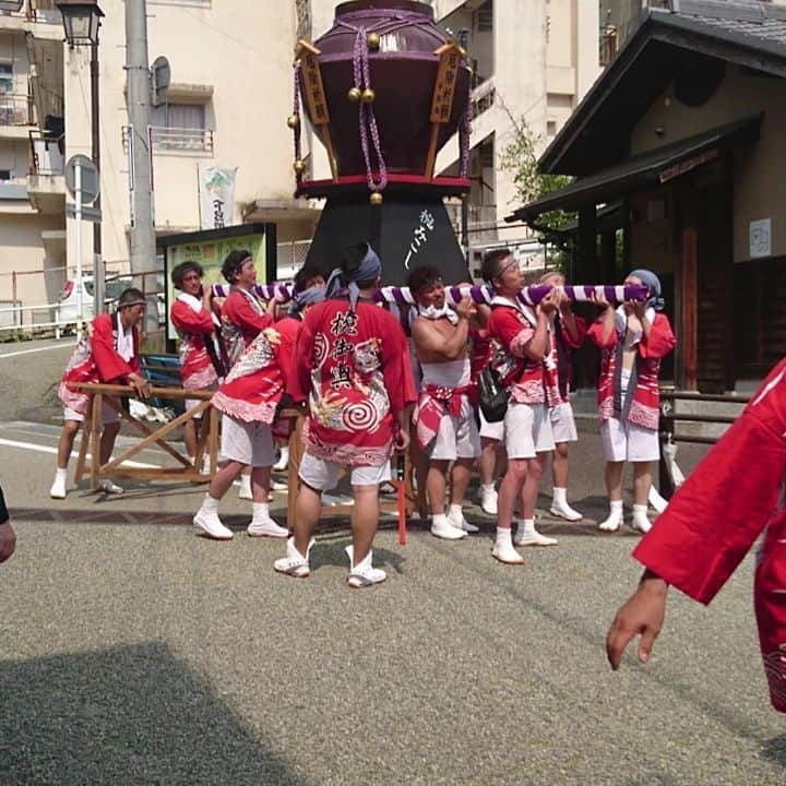 ちゅうえいのインスタグラム：「地元の下呂温泉の龍神火まつり！ 一生に一回しか参加できん厄除けの「椀みこ」に参加してきたよ！  #流れ星 #ちゅうえい #下呂温泉 #地元 #8月1日 #龍神火まつり #椀みこ #昼バージョン #厄除け #暑さで音声機能せず #みこし重かった」