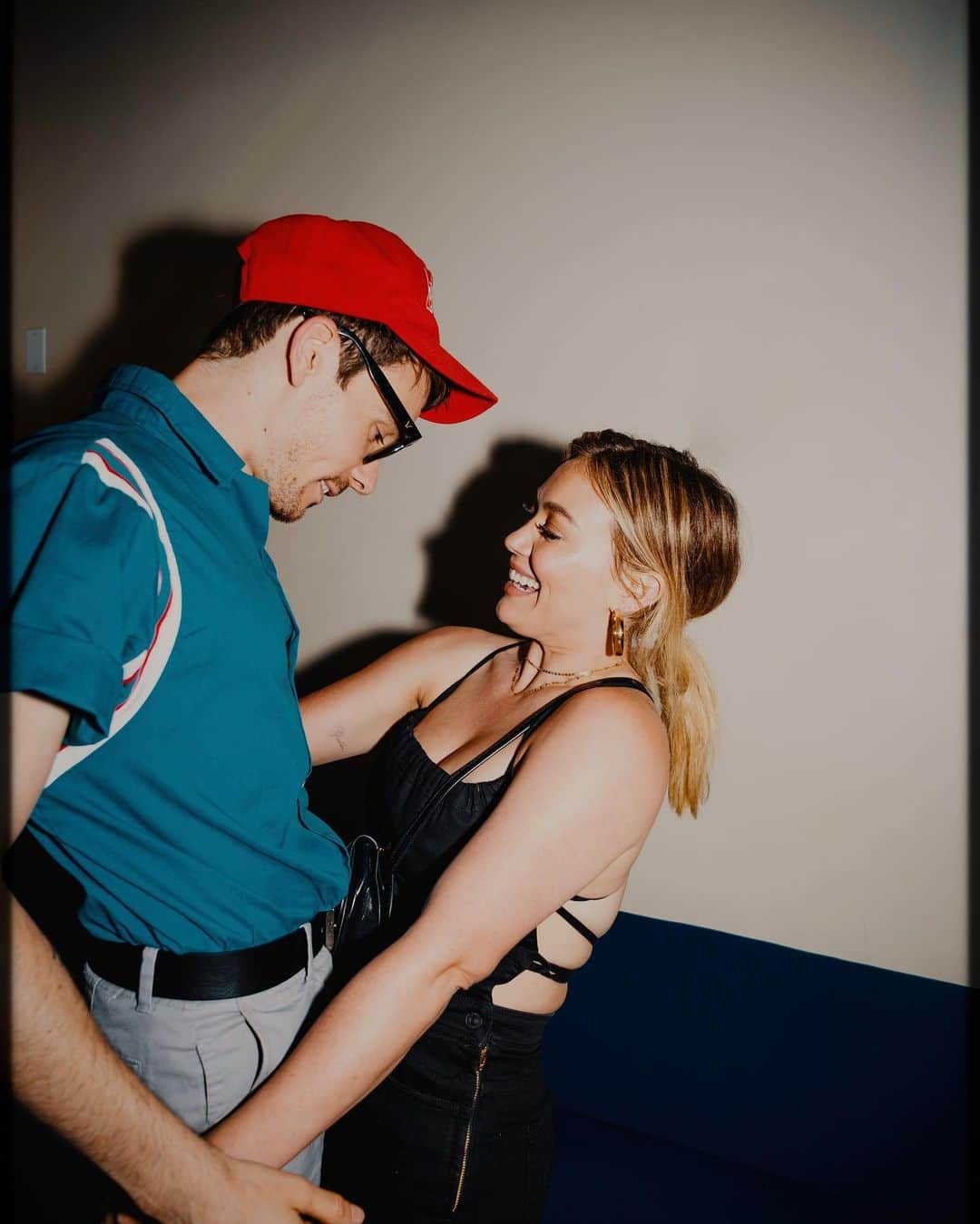 ヒラリー・ダフさんのインスタグラム写真 - (ヒラリー・ダフInstagram)「I like him a lot. Also he’s checking me out. Also @paigesaraphoto thank you for this moment 📸 (big flash) lol」8月2日 10時01分 - hilaryduff