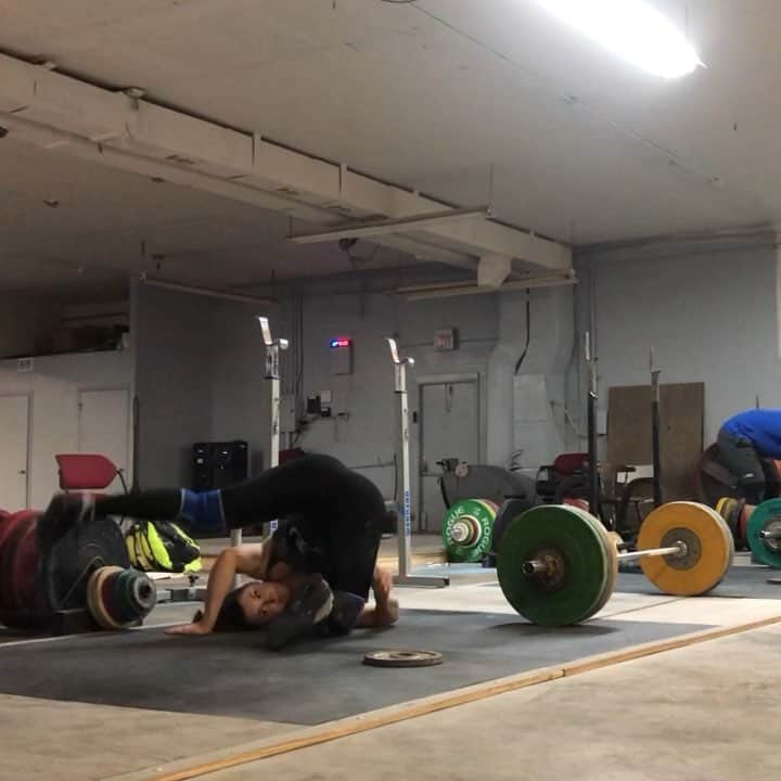 マッティ・ロジャーズのインスタグラム：「“Easing back into things” with 6 sets of triples after my first day of 8’s last night. I would say I enjoyed them, but that would be a lie. Body feels like a noodle, BUT I’m pumped to keep building on this once I can feel things again. +10 style points for flips, -20 style points for actual lifts today. @rehband @2poodperformance @romwod」