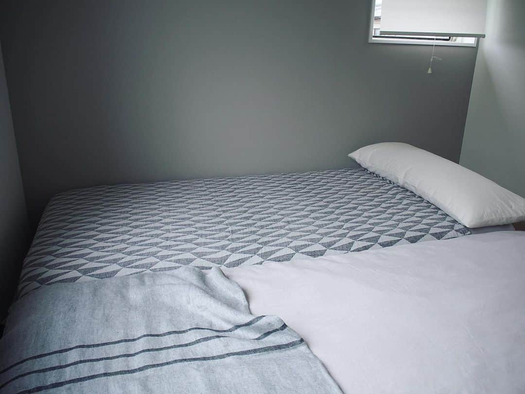 meguさんのインスタグラム写真 - (meguInstagram)「2019.8.2.fri ☀︎ ・ 長かった梅雨が終わったらいきなりの酷暑。 体調管理が難しいですね。 ・ 我が家では毎年夏になると寝具はリネン！と決めています。 ・ 冷感のモノも気になりつつ、やっぱりリネンのシャリシャリ感が好きです。 ・ 寝室でも愛用している @lapuankankurit さんのUSVAのリネンブランケットに加えて今回TRIANO linen blanket ブラックをお試しさせていただきました。 ・ こちらのシリーズは少し柔らかい質感で、リネンのシャリシャリ感とガーゼブランケットの中間のような肌触りでした。 ・ リネンは洗濯をしてもあっという間に乾くので、寝具もいつも清潔に保てる所が気に入っています。 ・  #PR #lapuankankurit #ラプアンカンクリ #ラプアンカンクリと暮らしてみたら」8月2日 10時15分 - meguri4