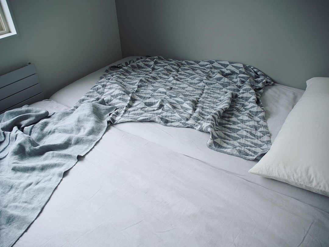 meguさんのインスタグラム写真 - (meguInstagram)「2019.8.2.fri ☀︎ ・ 長かった梅雨が終わったらいきなりの酷暑。 体調管理が難しいですね。 ・ 我が家では毎年夏になると寝具はリネン！と決めています。 ・ 冷感のモノも気になりつつ、やっぱりリネンのシャリシャリ感が好きです。 ・ 寝室でも愛用している @lapuankankurit さんのUSVAのリネンブランケットに加えて今回TRIANO linen blanket ブラックをお試しさせていただきました。 ・ こちらのシリーズは少し柔らかい質感で、リネンのシャリシャリ感とガーゼブランケットの中間のような肌触りでした。 ・ リネンは洗濯をしてもあっという間に乾くので、寝具もいつも清潔に保てる所が気に入っています。 ・  #PR #lapuankankurit #ラプアンカンクリ #ラプアンカンクリと暮らしてみたら」8月2日 10時15分 - meguri4