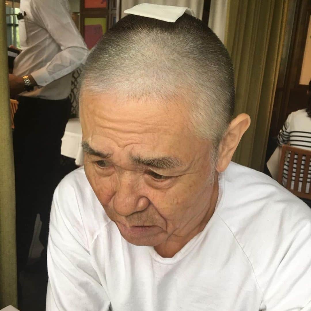 品川祐さんのインスタグラム写真 - (品川祐Instagram)「大輔さんが、 「こんな歳になってもハンバーグ一緒に食べに行こうな」  と言って、今流行りの老化するアプリで俺の写真を送ってくれた。以前2人でランチに行った時の写真を全て加工された。  #宮川大輔 #キョトン爺さん」8月2日 10時09分 - shinashina0426