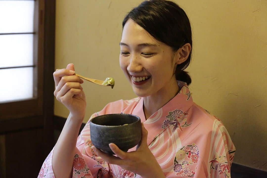 【公式】箱根湯本温泉 天成園さんのインスタグラム写真 - (【公式】箱根湯本温泉 天成園Instagram)「. 庭園内の「たまだれ庵」では、流しそうめんや甘味など、季節ごとのお楽しみをご用意しております。 . . #天成園#箱根#箱根湯本#箱根旅行#tenseien#hakone#hakoneyumoto#hakonetrip#箱根ホテル#箱根行きたい#箱根好き#箱根大好き#箱根旅館#箱根温泉#箱根観光#はこね#温泉#温泉♨#日帰り温泉#日帰り温泉♨#タビジョ#旅女#旅行好きな人と繋がりたい#旅スタグラム#旅行行きたい#旅館#庭園巡り#庭園好き#温泉旅館#温泉旅行」8月2日 10時13分 - tenseien_hakoneyumoto