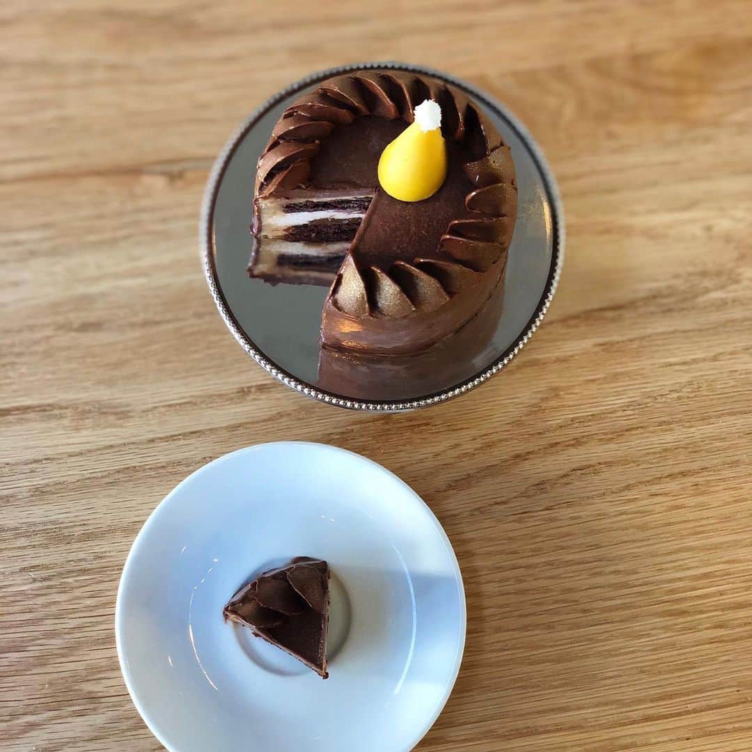 DOMINIQUE ANSEL BAKERYさんのインスタグラム写真 - (DOMINIQUE ANSEL BAKERYInstagram)「When every day is your birthday. 🎂☺️ Our @189bydominiqueansel dessert menu celebrates childhood food memories, and our Petit Chocolate Cake reminds us of birthdays growing up. Made with devil’s food cake, creamy peanut butter mousse, and gooey salted caramel, with a little party hat on top. 🎉 #189bydominiqueansel @thegrovela」8月2日 10時14分 - dominiqueansel
