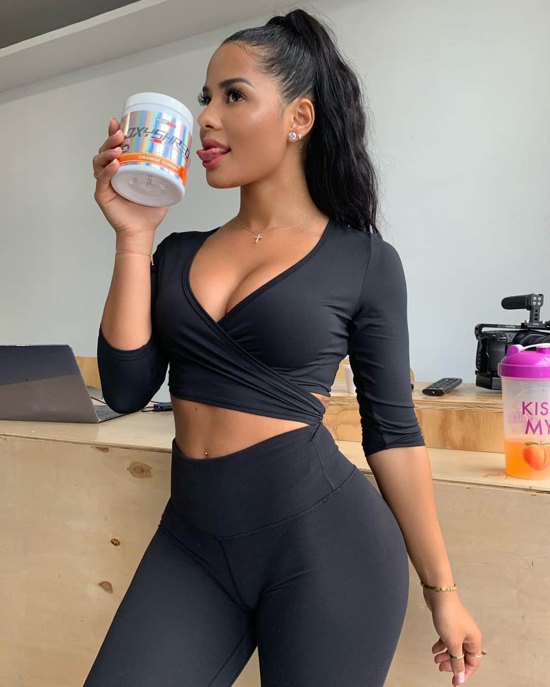 Katya Elise Henryさんのインスタグラム写真 - (Katya Elise HenryInstagram)「Y’all know that I've been with my @ehplabs fam since the beginning of ALL of this. I ain’t nevaaaa switched up in almost 5 years! Not even once. I was obsessed with OxyShred... it's the best.  But lately, my anxiety has been getting the best of me and I've been staying off caffeine, etc. All my WBK girls and even my bestie @ausstinnzimmerman loooove OxyShred as it's definitely been helping with their results.  I'm super proud of my team at EHP. 🙏🏽 This LIMITED EDITION OxyShred Orange Gummy Bear flavor is fiiiiiiire. I hope y'all enjoy it 😋  It's Limited and it’s not coming back after it's sold out.  Go to www.ehplabs.com and use code KATYA10 to save $$$ 💯🍊 - - Side note:  Oxyshred contains a natural fatty acid called CLA, which is helpful for fat loss. If you’re an orthodox vegan, just letting you know that the CLA is extracted using calcium casseinate (a dairy source). There is no actual milk in the product, but the disclaimer needs to be made! 🤟🏽」8月2日 10時32分 - katyaelisehenry