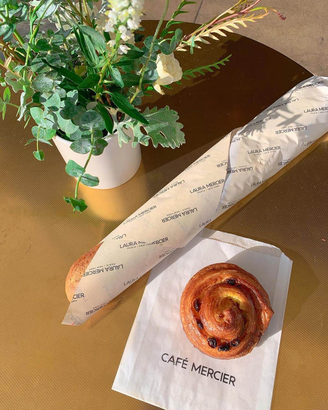 Yukiさんのインスタグラム写真 - (YukiInstagram)「Bread, coffee, and makeup? 🥖 ☕️ 💄 What a perfect cafe! Thank you, @lauramercier #venicebeach」8月2日 10時27分 - yukibomb