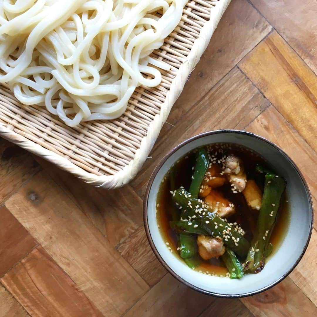 LEEさんのインスタグラム写真 - (LEEInstagram)「麺だけどタンパク質＆野菜がたっぷりで、手間なし。ワタナベマキさんの時短「つけ麺」レシピは夕飯にも◎！﻿ ﻿ 前回に続き、つけ麺に挑戦。ワタナベマキさんの「ピーマンと鶏肉の香ばしつけ麺」を作ってみました。﻿ ﻿ 遅れてやってきた今年の夏。麺日和が続いています。炭水化物は麺しか受け付けない……そんな最近の胃腸具合。﻿ ﻿ 簡単に作れてありがたい麺料理、タンパク質やお野菜が不足しがちという弱点が。ですが、マキさんのレシピならどちらもたっぷりとれて抜群の安心感＆満足感！ ﻿ 保育園お迎えからの帰り道、夕飯ノープランで途方にくれることが多々ありますが、そんな夜はこちらのレシピに頼ります。﻿ ﻿ この夏は、1鶏肉、2ピーマン、3レンジでチンすればOKの冷凍うどん の在庫だけは常に確保しておきたいと思っています。（たかみー）﻿ ﻿ 作ってくださった方は、﻿ #LEE麺﻿ #夏休み毎日麺カレンダー﻿ で、ぜひ投稿してください。﻿ ﻿ #LEE8月号﻿ #ピーマンと鶏肉の香ばしつけ麺﻿ #ワタナベマキ さん﻿ #うどんレシピ﻿ #LEEレシピ﻿ #鶏肉レシピ﻿ #magazinelee﻿ #LEEweb」8月2日 10時28分 - magazinelee