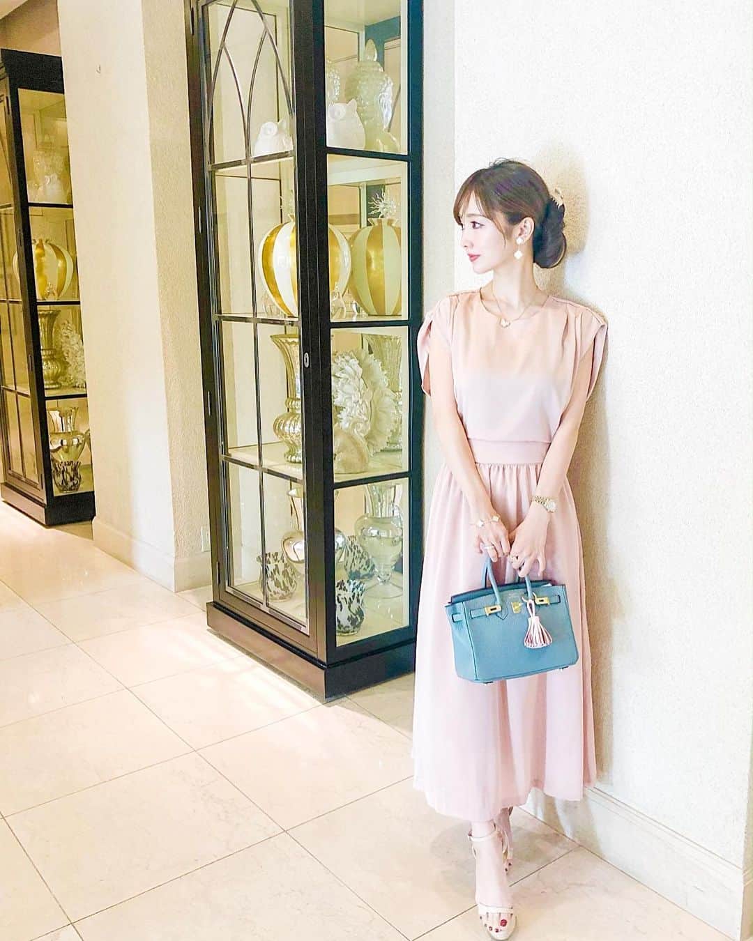 関有美子のインスタグラム：「✨✨✨✨✨ . . 先日の服は @grace_oriental のツーピース💕  ワンピに見えますが ツーピースです！ ウエスト部分は後ろでリボンで結びます🎀 いつも服が余って ダボつきやすい腰回りも ぴたっと綺麗に合わせられました😊 . . 生地もサテン風で涼しく 大人っぽくて これからの季節にぴったりでした。 . . そして よく質問していただくのですが ヘアはいつも ゆるくコテで巻いた後に オイルをつけて ねじってくるくるっとまとめて accaやアレクのクリップで とめるだけ😊 細かいアレンジはパーティーの時以外は ほとんどしません✨ アレンジより 髪そのもののケアの方が好きなのかもしれません🕺 ワックスを沢山つけたりすると ベタついたりシャンプーが大変だったりするのであまりつけない方向です🤣 . . こんど新しいヘアケアを購入する予定なので 楽しみです。。。💕 . . #美容#coordinate#fashion#omotesando#stringshotel#graceoriental#otd#ヘアケア#japan#vcaalhambra」