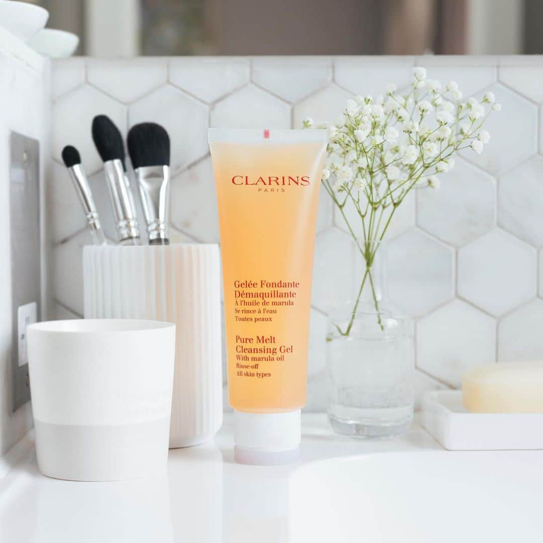 Clarins Canadaさんのインスタグラム写真 - (Clarins CanadaInstagram)「Back to your bare, beautiful skin with a facial cleansing gel that melts away all the make-up and impurities🧡 . . . #Clarins #ItsAllAboutYou #ClarinsCleansers #Skincare」8月2日 10時36分 - clarinscanada