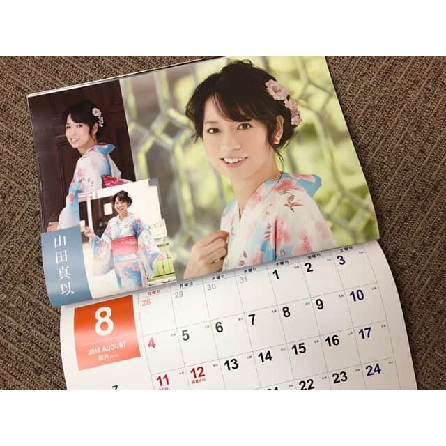 山田真以さんのインスタグラム写真 - (山田真以Instagram)「8月に突入👒🌻🐠 リスナーさんからツイッターで、8月のカレンダーはまいちゃんだよー！とのお声を頂きました☺️💗 番組は卒業しましたが、今月はそっと皆さんのお目にかかれて嬉しいです😊✨ 浴衣で撮影をしたのですが、この日は大雨で… でも雨なんて降ってなかったかのようなお写真に仕上がっていてビックリ😆 カメラマンさんに感謝の撮影だったのが良い思い出です💗 1ヶ月間、よろしくお願い致します🍇 . . そんな今週末は、個人的にとても嬉しいお祝いの場へ🕊 今夜の夕食と明日の食事の準備を済ませてお出かけ👒 皆さんにとっても良い週末になりますように♡ . いつかの#真以食堂 1. 牛スジと大根の煮込み キュウリとしらすの酢の物 ブロッコリーと明太子の和え物 キムチ奴 サラダ おくらと長芋のネバネバ和え キュウイ お味噌汁 ごはん  2. 青椒肉絲  トマトと大葉と明太子和え 冷奴 カツオのタタキ キムチ ほうれん草のお浸し サラダ お味噌汁 ごはん  3. ローストビーフ 切り干し大根 小松菜とエリンギのオイスター炒め キムチ奴 鯵の味醂干し サラダ 桃 お味噌汁 ごはん  4. ローストビーフ丼  5. たらこパスタ  6. 夜ご飯は、 豚キムチ タコとトマトのニンニク炒め オクラのおひたし 冷奴 サラダ 小松菜のお味噌汁 うな丼 ぶどう  7. 鯵のお造り ゴーヤと豚肉のピリ辛炒め ブロッコリーと生姜の和え物 もずく酢 うなぎニラ玉 ローストビーフ サラダ お味噌汁 ごはん ぶどう  8. ビビンバ  9. プルコギ 海老とブロッコリーのにんにく炒め 鮭の塩焼き オクラとトマトのお浸し 冷奴 サラダ お味噌汁 ごはん ぶどう  #真以ごはん#おうちごはん#家ごはん#夕食#ディナー#昼食#ランチ#献立#料理#カレンダー#浴衣#クッキング#クッキングラム#dinner#cooking#lunch#instafood#foodstagram」8月2日 10時37分 - maaai.yamada