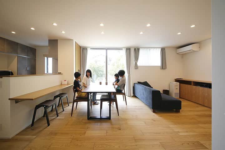 家づくりナビ ☆ 福井 富山 石川 金沢 新築 住宅 建築さんのインスタグラム写真 - (家づくりナビ ☆ 福井 富山 石川 金沢 新築 住宅 建築Instagram)「* #和室 とウッドデッキをひと続きにすることで、より広く感じられるようにした#LDK 。 * 南の大きな窓から和室の窓へ風の通り道を作り、LDKに気持ちのいい風が通るように設計。 ホームパーティーをする際に、#キッチンカウンター と#ダイニングテーブル の高さを揃えることで、T字に配置でき、大人数が来てもみんなで食卓を囲めるようにしたんだとか。 * * >>>その他のpicは( @iedukurinavi )をcheck🎶 >>>更に気になる人は( @iedukurinavi )内のリンクへ🎶 * * ▶お気に入りの写真を保存して、自分だけのコレクションを作りましょ✨ ▶写真の保存は、写真右下のボタンをタップ！ * * ■□:*:―――――――――:*:□■ 「石川 福井 福井」での家づくりの実例をご紹介！ 「家づくりナビ」掲載の中からPostしてます！ ■□:*:―――――――――:*:□■ * * #ムクの家 #福井県 #福井 #福井県家づくり #福井県住宅実例 #福井県住宅デザイン実例  #福井県家づくりレポート #福井県家レポ #福井県住宅会社 #福井県工務店 #福井県ハウスメーカー #リノベーション #インテリア #インテリア家具 #新築 #一戸建て #注文住宅 #住宅 #暮らし #住まい #家 #家づくり #建築 #家づくりナビ #家ナビ #いえなび」8月2日 10時38分 - iedukurinavi