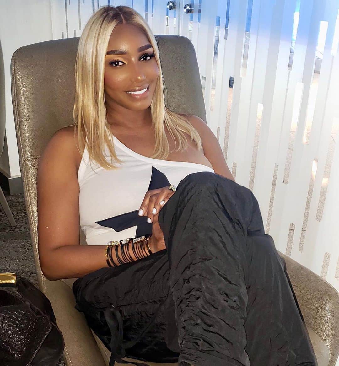ネネ・リークスのインスタグラム：「I’m just gone sit right here and wait🙃 #cameraalittleblurryoverhere」