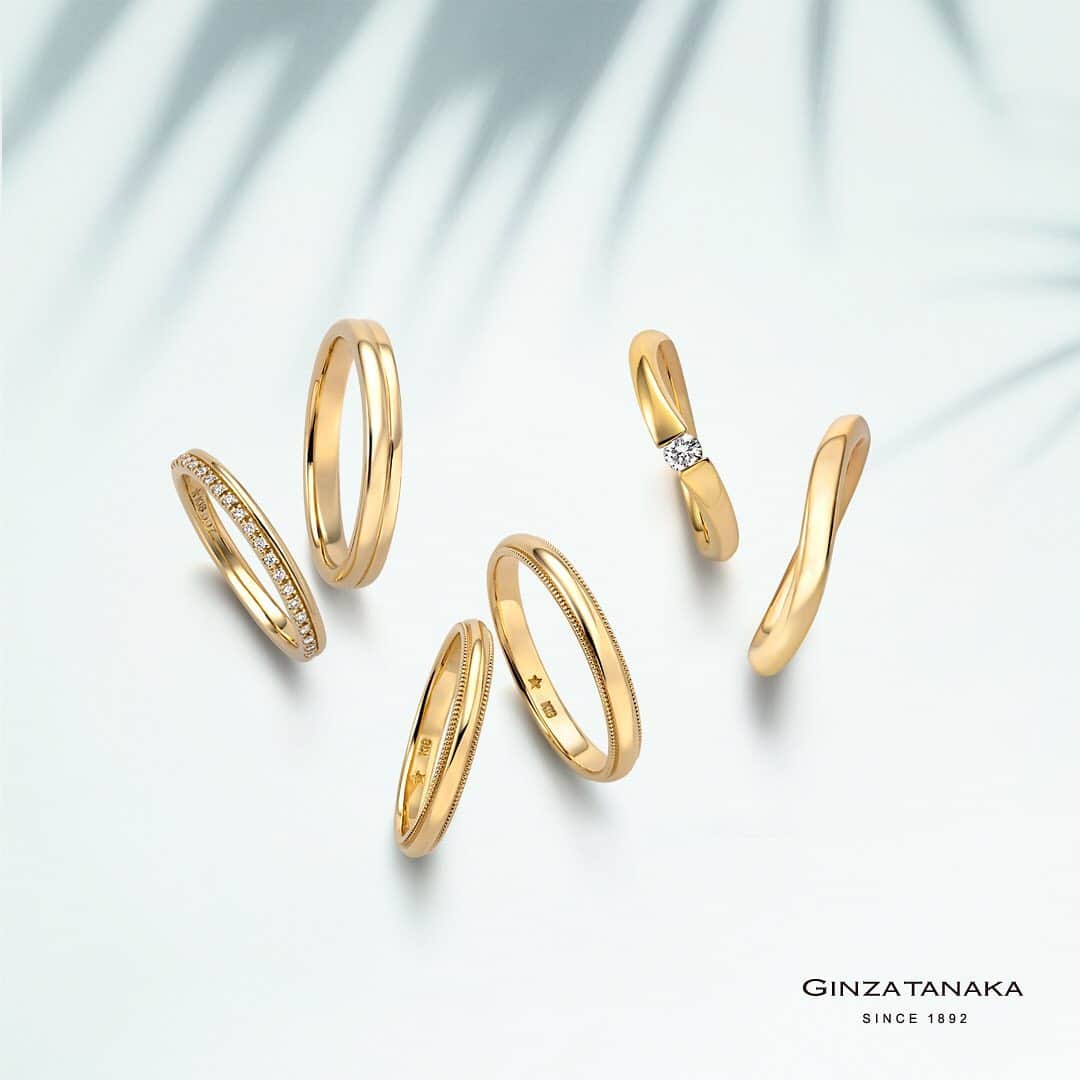 GINZA TANAKAのインスタグラム：「定番人気のプラチナ製のマリッジリングはもちろん、GINZA TANAKAでは、ゴールド素材（K18製）のマリッジリングも豊富にご用意しています。 ・ #GINZATANAKA #ginzatanaka #ギンザタナカ #田中貴金属 #ジュエリー #マリッジリング #marriagering #ゴールド #gold」