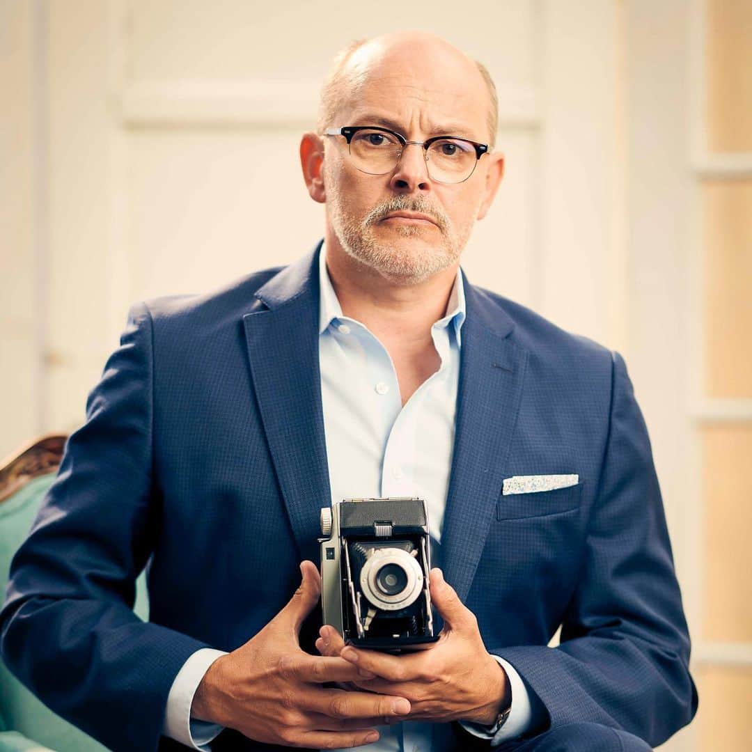 CBSさんのインスタグラム写真 - (CBSInstagram)「If a picture is worth a thousand words, what do we think eating a camera is worth? @rob_corddry #TheUnicorn #TCA19」8月2日 10時54分 - cbstv