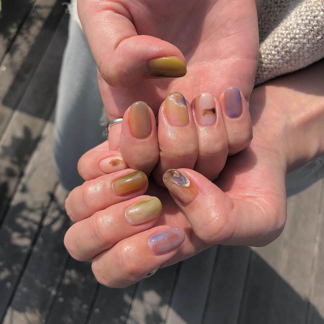 のインスタグラム：「これは確か久々に晴れた時にやらせてもらったart🌼太陽の光を浴びてなんだかart達も嬉しそう🙄✨やっぱり晴れがいい☀️そんな風に思わせる色で表現したdesignです🍃  #art#nail#nails#nailart#art#dlaw#lapilie#design#japan#tokyo#omotesando#harajuku#shibuya#instanails#nature#earth#vetro#coregel#gel#gelnailsdesign#gelnails#lucugel#滲みアート#美爪#ニュアンスネイル#ネイリスト募集」