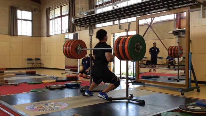 山本俊樹のインスタグラム：「- back squat 290KG  士別最後の練習はやっぱりスクワット。先週に310KGやってるから、今日は290KG5発と意気込んだ。結果、そんなにうまく行かないもんだね。自分の弱さを痛感させられたよ。  でも僕は「失敗と成功」このバランスが100対101でいいと思うんだ。100回失敗して、101回成功する。最後の一回が勝利であったり、なりたい自分の姿だと思うからね。だから「耐えて勝つ」って重要なんだよね。  @hiro_shira さんの要望に応えて語り口調😂  この語りにイイねと思ったら ↓↓↓↓↓↓↓↓↓フォローしてね！ @hiro_shira  #ウエイトリフティングやろうぜ #weightlifting #snatch #cleanandjerk #squat #deadlift  #耐えて勝つ #率先垂範 #山本俊樹 #LEGACYLIFTER」