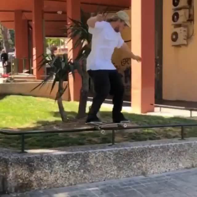レッドブルのインスタグラム：「@jamie_foy is a mood 😎 @redbullskate #redbull #givesyouwings #skateboarding #skate #tricks #barcelona #spain」