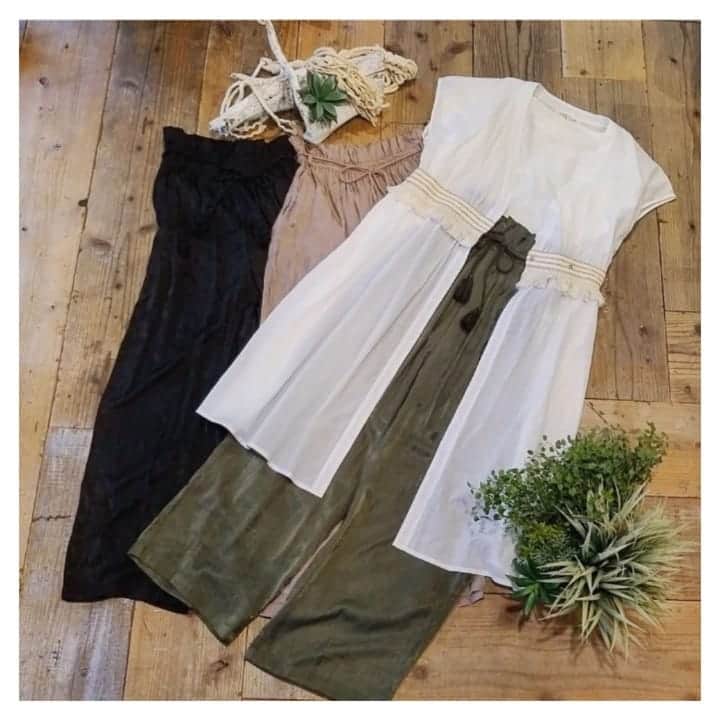 furryrate officialのインスタグラム：「【2019 summer collection】 . ▶tops #Vネックショルダープリーツプルオーバー No.42851773 オフホワイト/ブラック/モカ ¥4,212- . ▶onepiece #ブレード切替2wayワンピース No.43824539 カーキ/ブラック/ベージュ ¥6,372- . ▶pants #ウエストフリルタッセルパンツ No.43125212 カーキ/ブラック/ベージュ ¥8,532- . . #furryrate #furry #ファーリーレート #ファーリー #summer #collection #recommend #fashion #tops #onepiece #folklore #summercollection #pants」