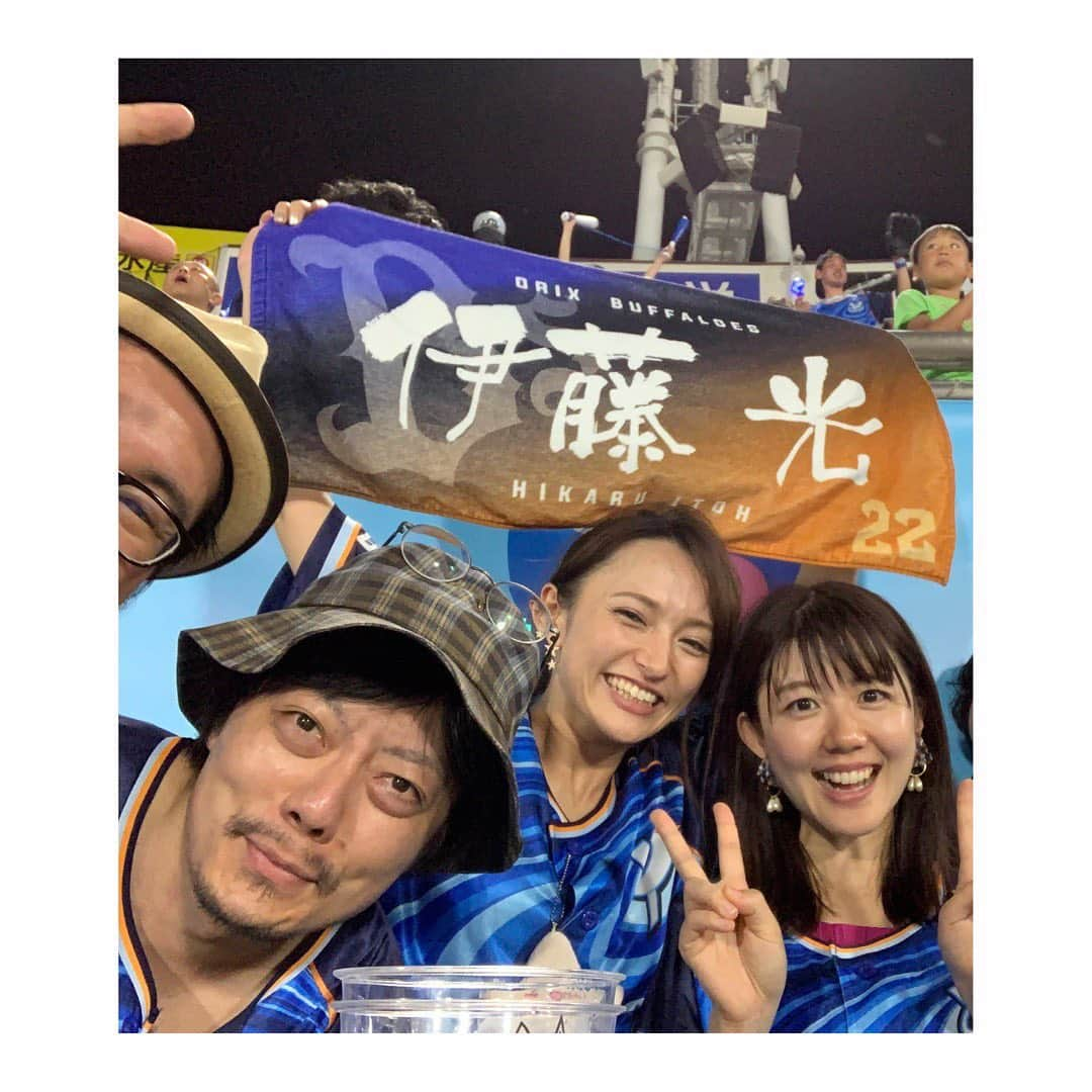 杜野まこさんのインスタグラム写真 - (杜野まこInstagram)「#横浜denaベイスターズ #baystars  #ハマスタ #STARNIGHT #宇宙旅行 #ドローン #100機 #ビール #枝豆 #野球 #夏 #最高 #宇宙戦艦ヤマト (笑) あぁ〜〜めっちゃ楽しかったー！！凄く真剣に遊びある演出を、流石DeNA!! 試合は、神里選手5打数4安打1打点の大活躍で、伊藤光選手繋いでくれて、上茶谷投手の好投！！ 見所たくさんあった〜(⺣◡⺣)♡* たくさんハイタッチして喜び爆発で、 最後には素晴らしいSHOWも見られて大満足✨ #カネシゲタカシ さん #我妻弘嵩 さん #大鋸友紀 さん #ベイファン の先輩方 いつも仲良くしてもらえて嬉しいなっ🥰」8月2日 11時10分 - makomorino