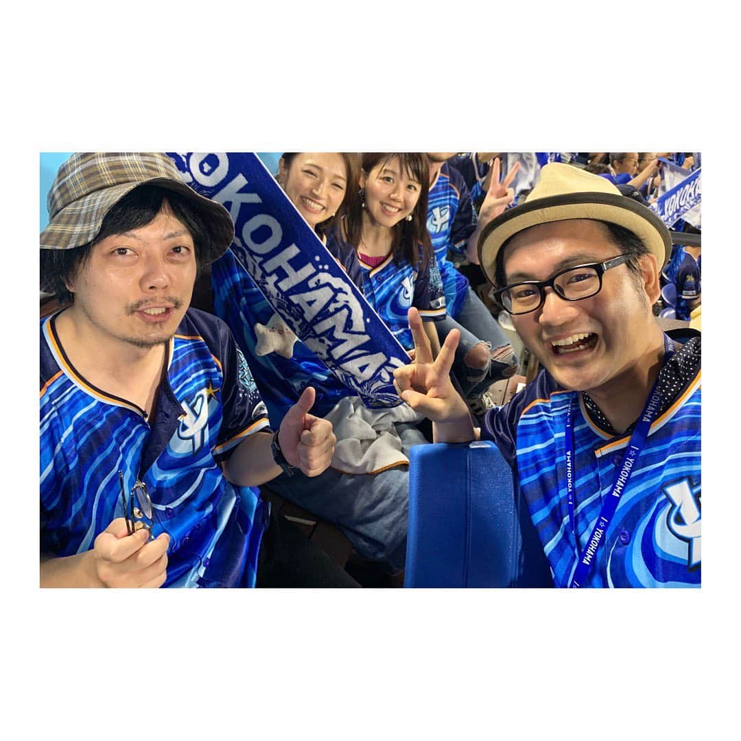 杜野まこさんのインスタグラム写真 - (杜野まこInstagram)「#横浜denaベイスターズ #baystars  #ハマスタ #STARNIGHT #宇宙旅行 #ドローン #100機 #ビール #枝豆 #野球 #夏 #最高 #宇宙戦艦ヤマト (笑) あぁ〜〜めっちゃ楽しかったー！！凄く真剣に遊びある演出を、流石DeNA!! 試合は、神里選手5打数4安打1打点の大活躍で、伊藤光選手繋いでくれて、上茶谷投手の好投！！ 見所たくさんあった〜(⺣◡⺣)♡* たくさんハイタッチして喜び爆発で、 最後には素晴らしいSHOWも見られて大満足✨ #カネシゲタカシ さん #我妻弘嵩 さん #大鋸友紀 さん #ベイファン の先輩方 いつも仲良くしてもらえて嬉しいなっ🥰」8月2日 11時10分 - makomorino