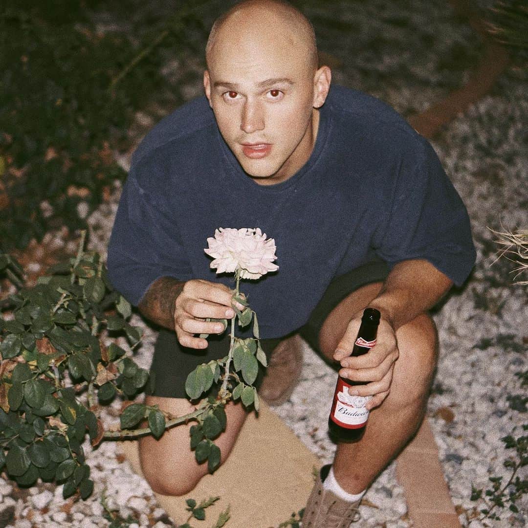 ブランドン・シェイアのインスタグラム：「I was just having a beer & my boyfriend decided it should be a photoshoot by his roses 🌹  Love me a good @budweiserusa #thisbudsforyou #ad」