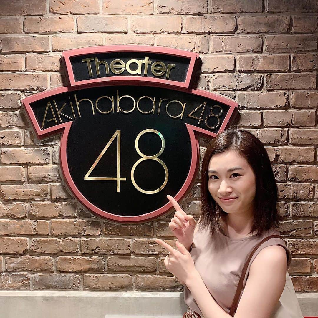 鈴木芳奈さんのインスタグラム写真 - (鈴木芳奈Instagram)「昨日‪ #SDN48 結成10周年記念 特別公演のゲネにお邪魔したよ☆‬ ‪愛しの #穐田和恵 の原点である公演をこの目で見れてとても幸せいっぱいだった。そして共に頑張った仲間の繋がりは素敵だし、なにより一人一人、いろんな生き方、いろんな人生があるんだなぁと皆さんのパフォーマンスに心打たれた。‬ ‪私はSDN48さんが解散されてからかずちと出逢ってるので、こうして大切なかずちの知らない姿を見れてよかった。そしてなにより、私はエンタメがやっぱり好きだ♡‬ ‪かずち、おめでとう！SDN48の皆さまおめでとうございます♪‬ #誘惑のガーター #AKB48劇場」8月2日 11時21分 - tachibana_kanna